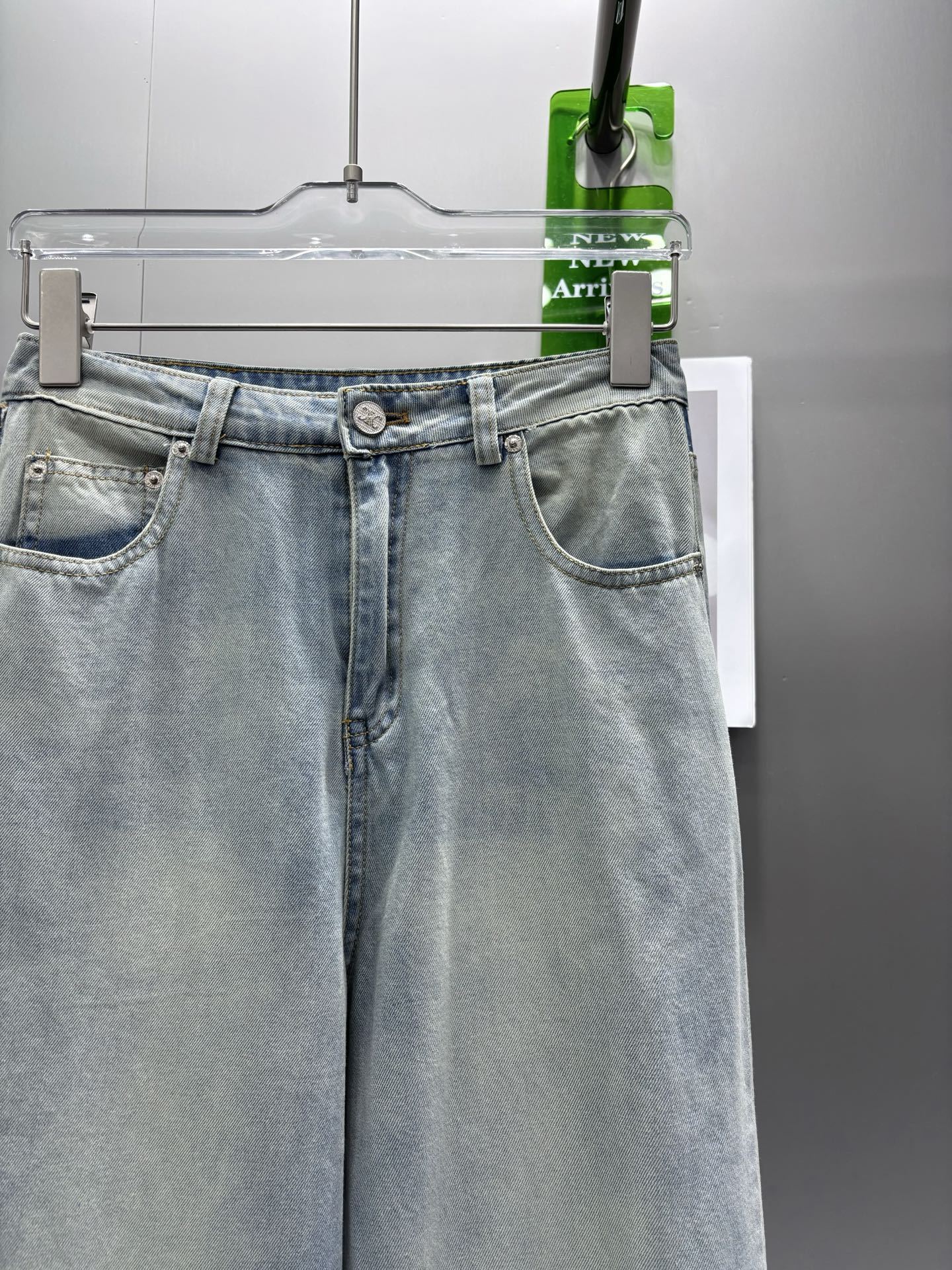 Straight jeans with contrast pockets