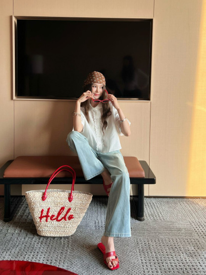 Straight jeans with contrast pockets