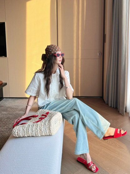 Straight jeans with contrast pockets