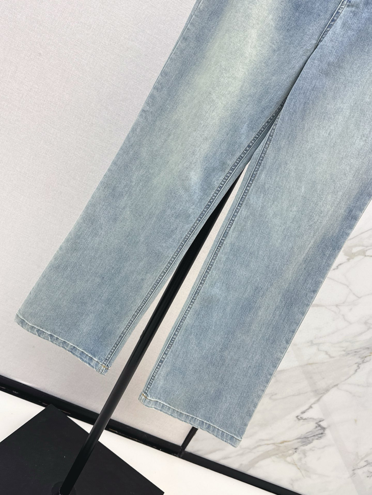 Straight jeans with contrast pockets