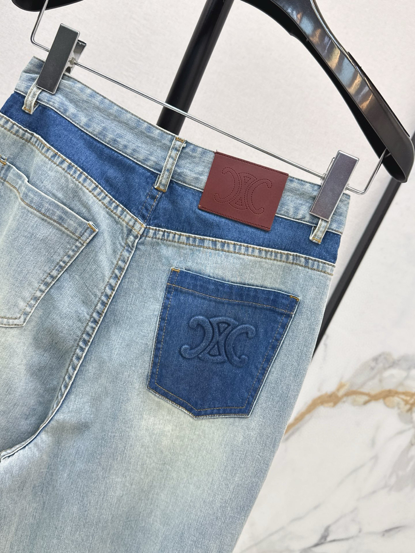 Straight jeans with contrast pockets