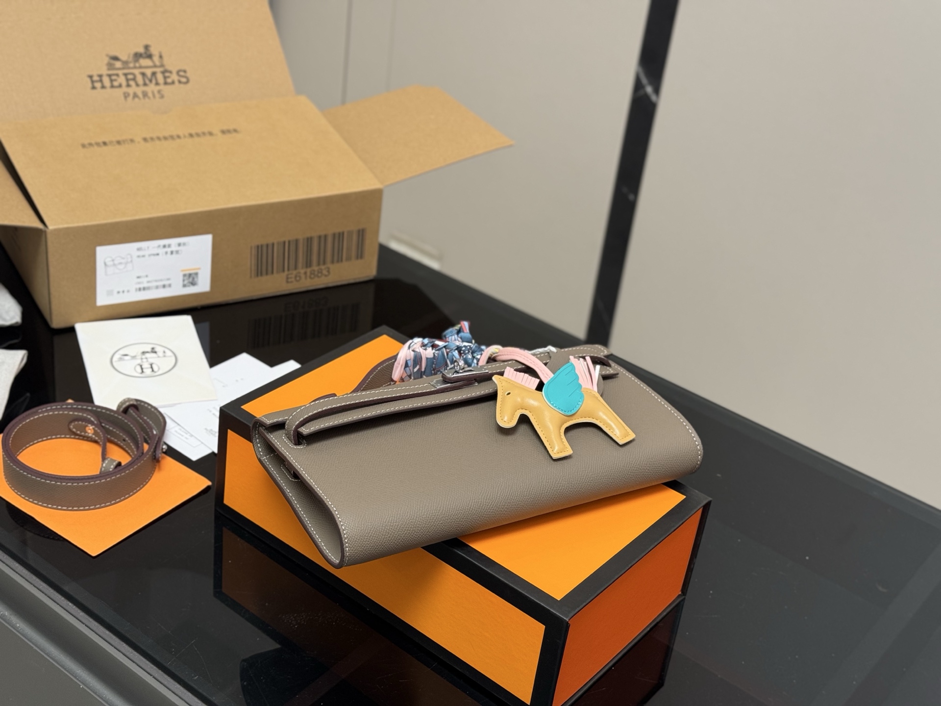 Horizontal clutch bag