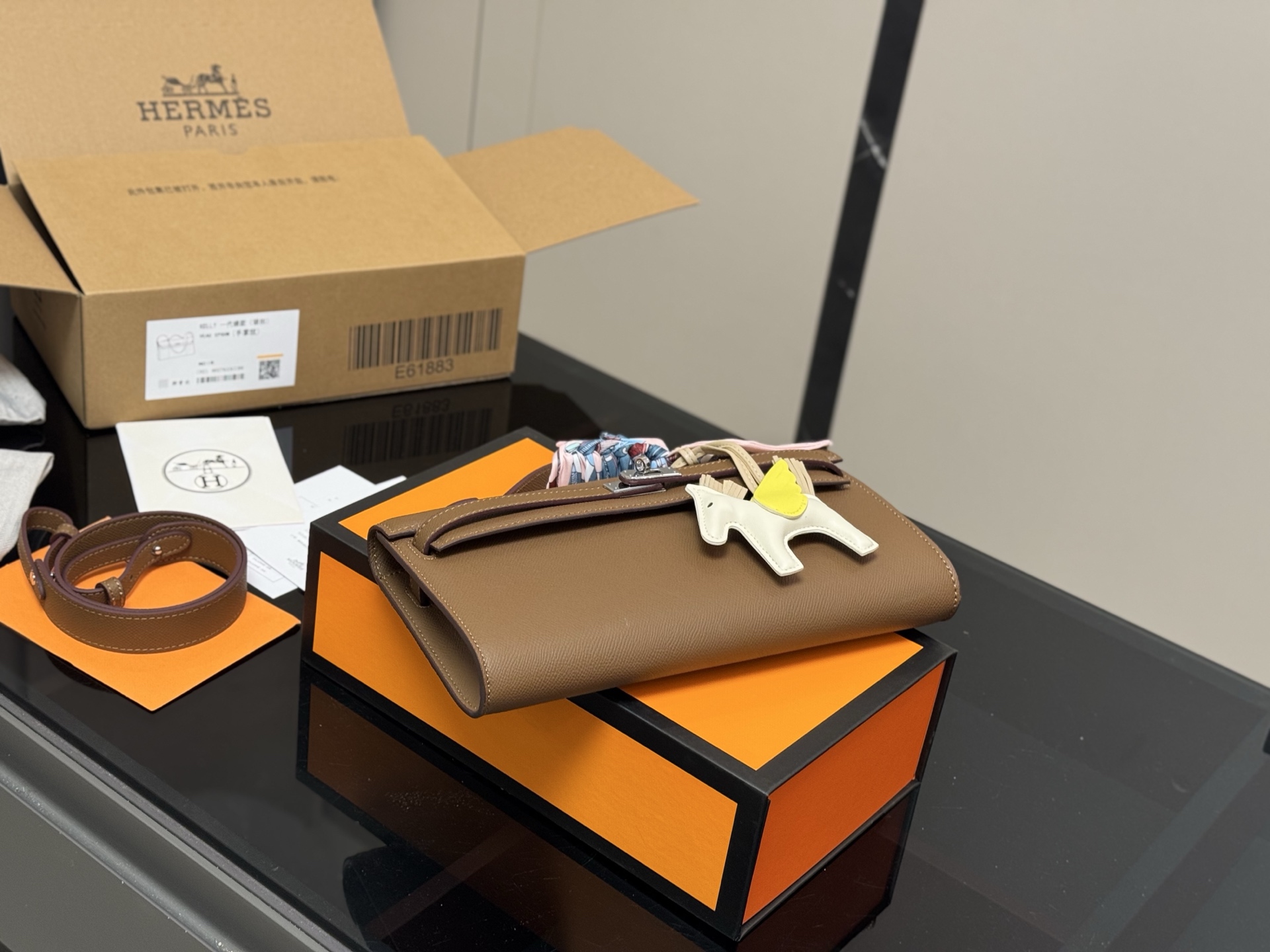 Horizontal clutch bag