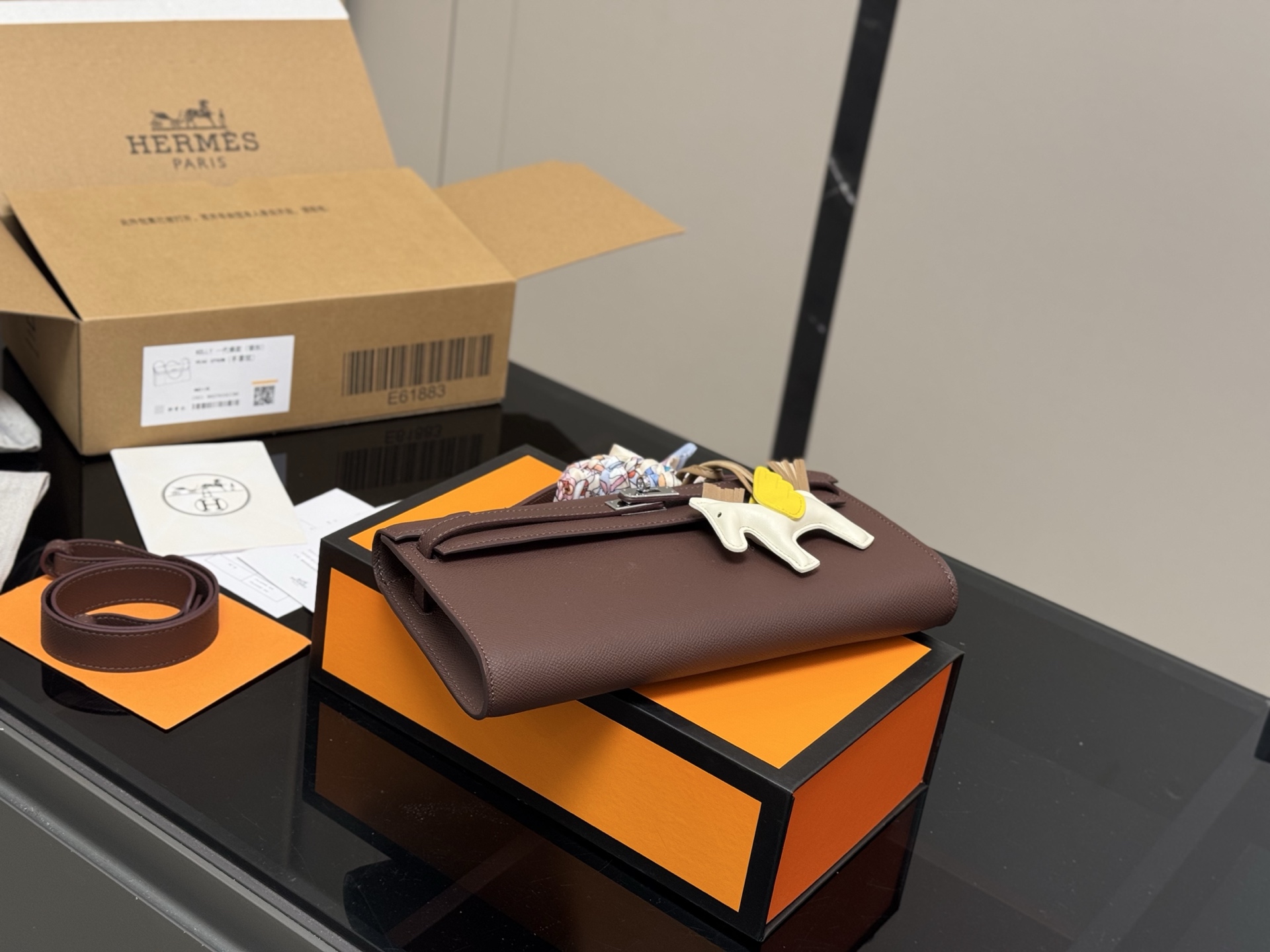 Horizontal clutch bag