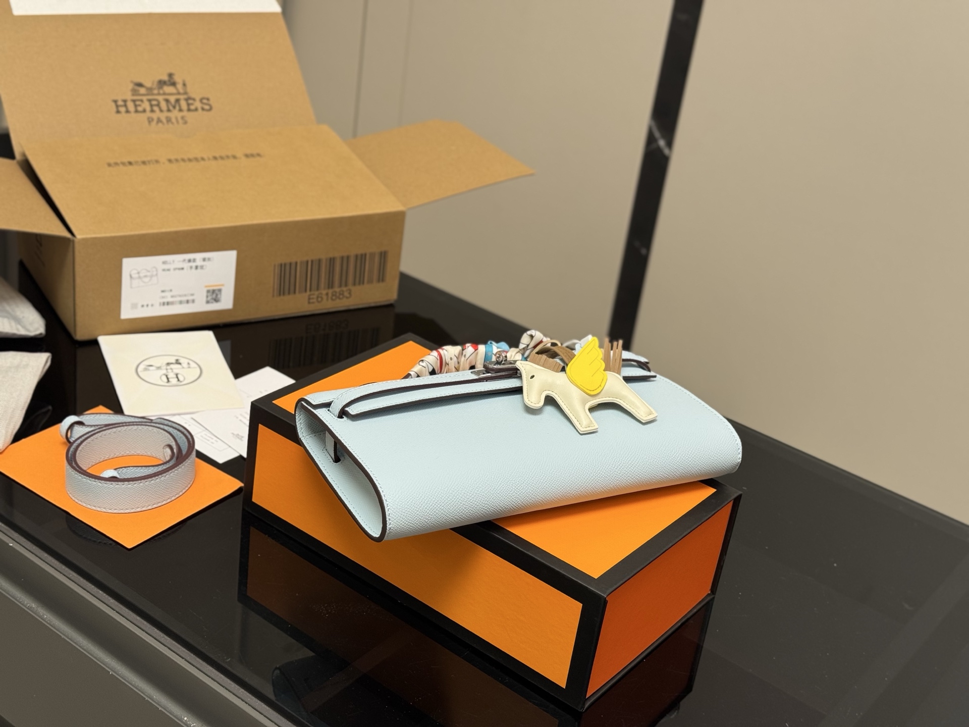 Horizontal clutch bag