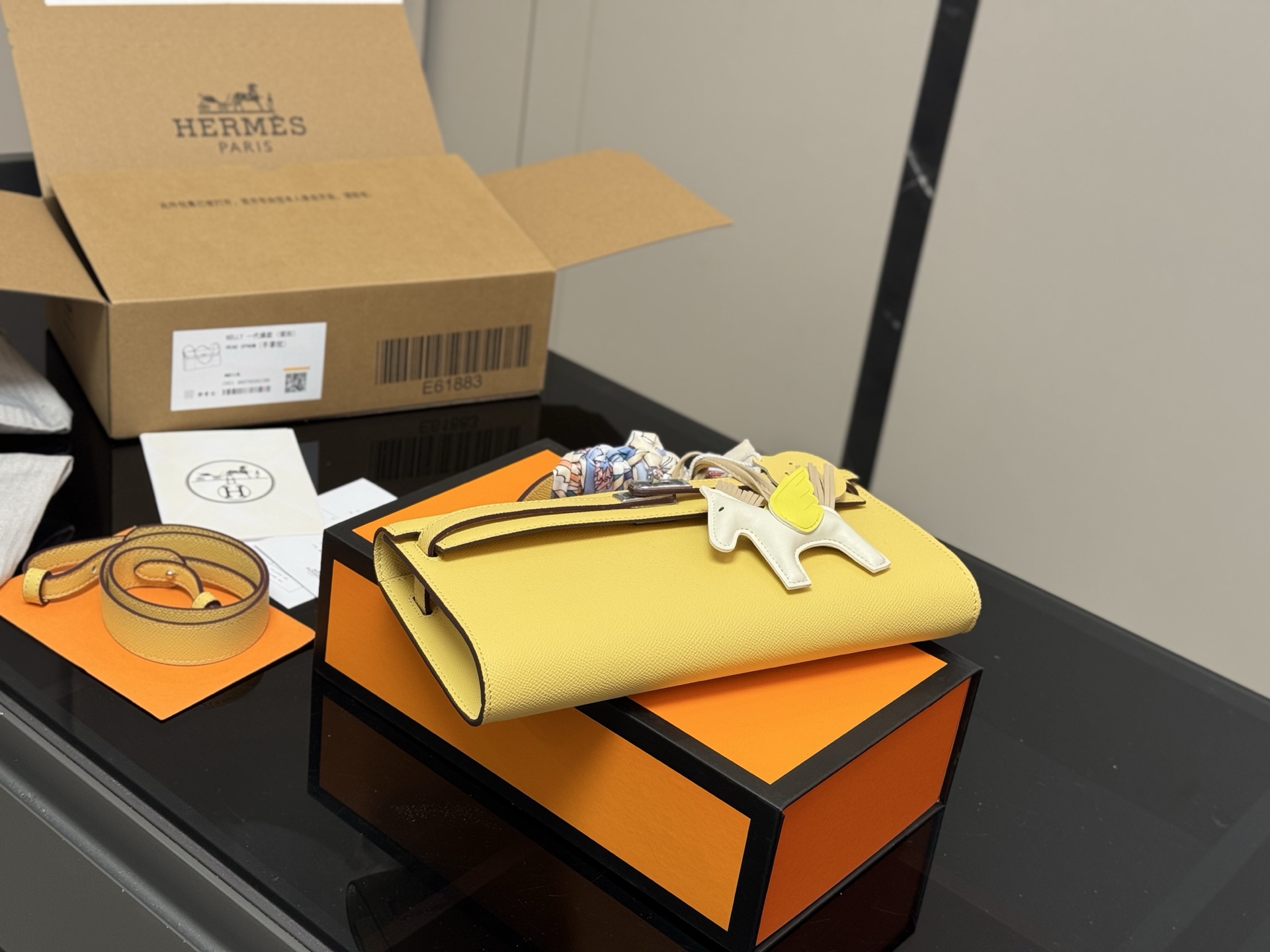 Horizontal clutch bag