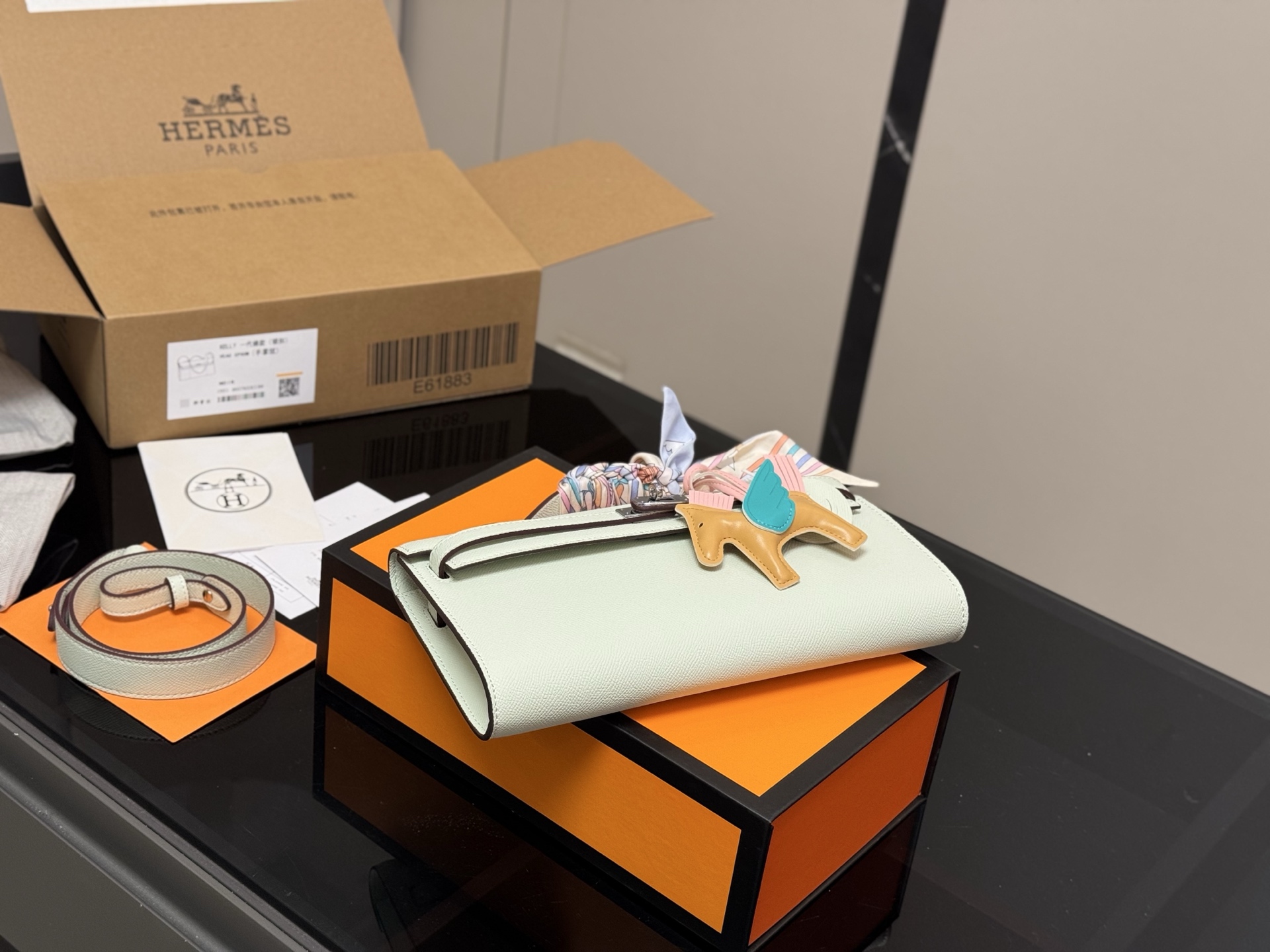 Horizontal clutch bag