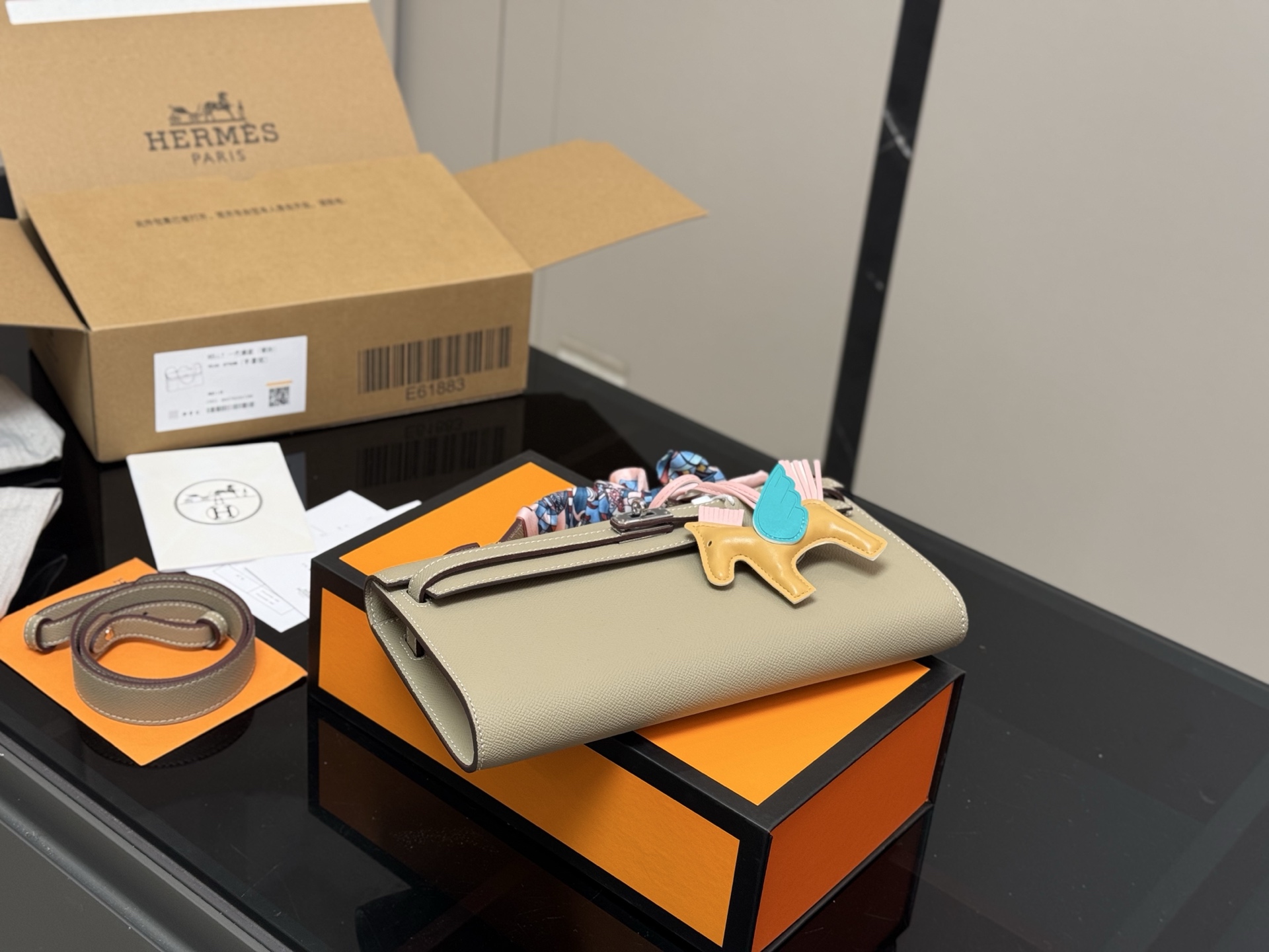 Horizontal clutch bag