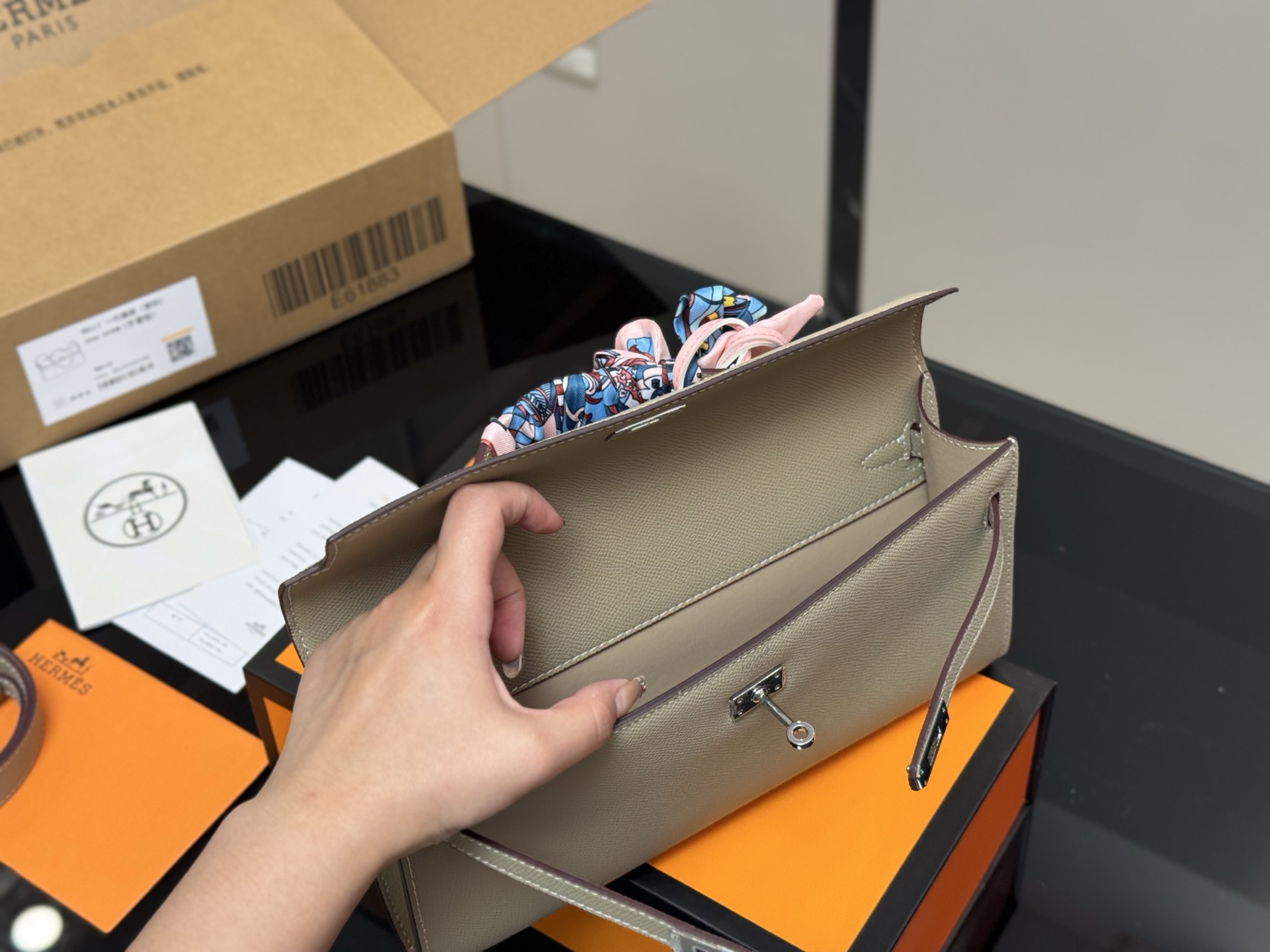 Horizontal clutch bag