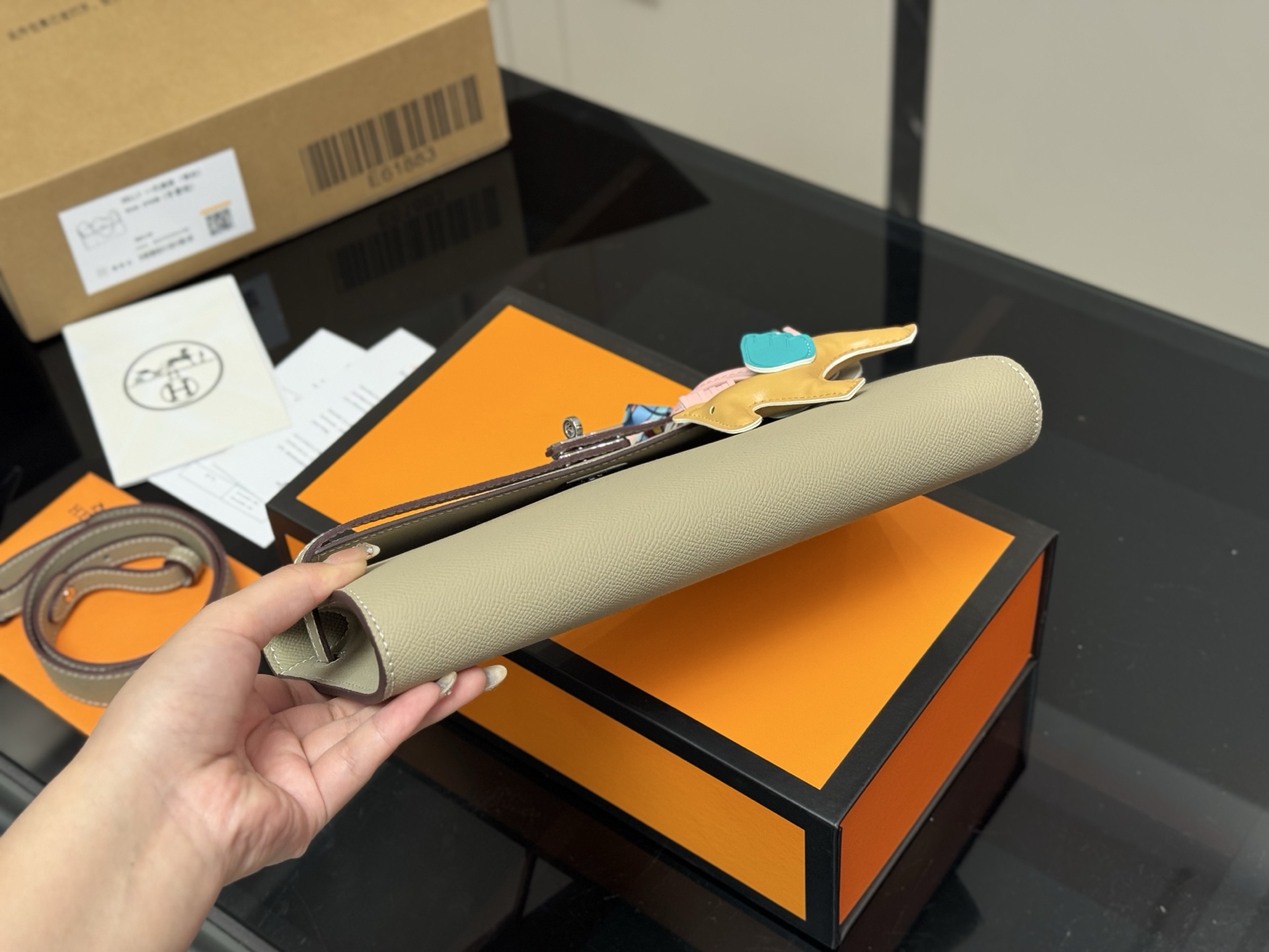Horizontal clutch bag