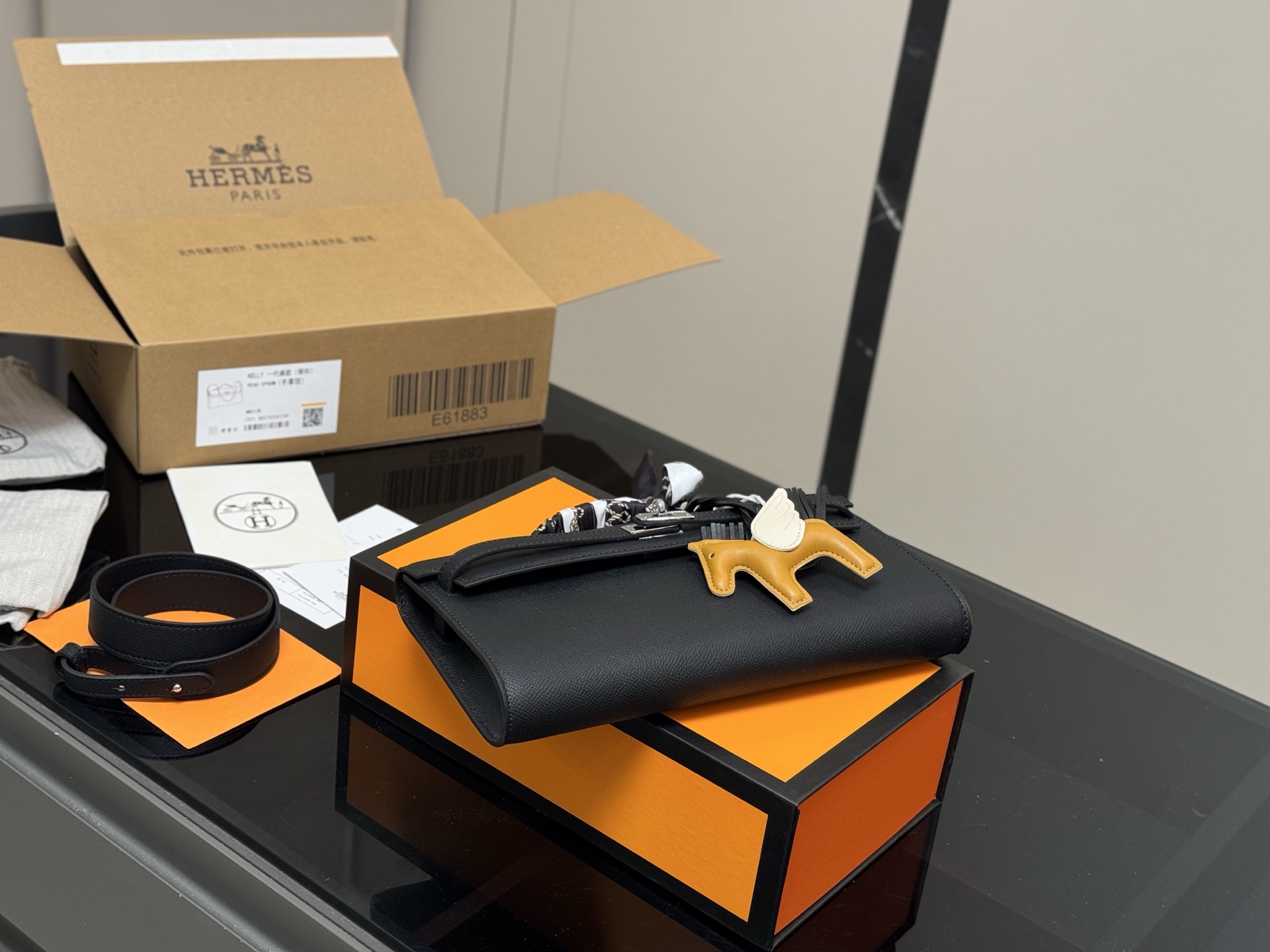 Horizontal clutch bag