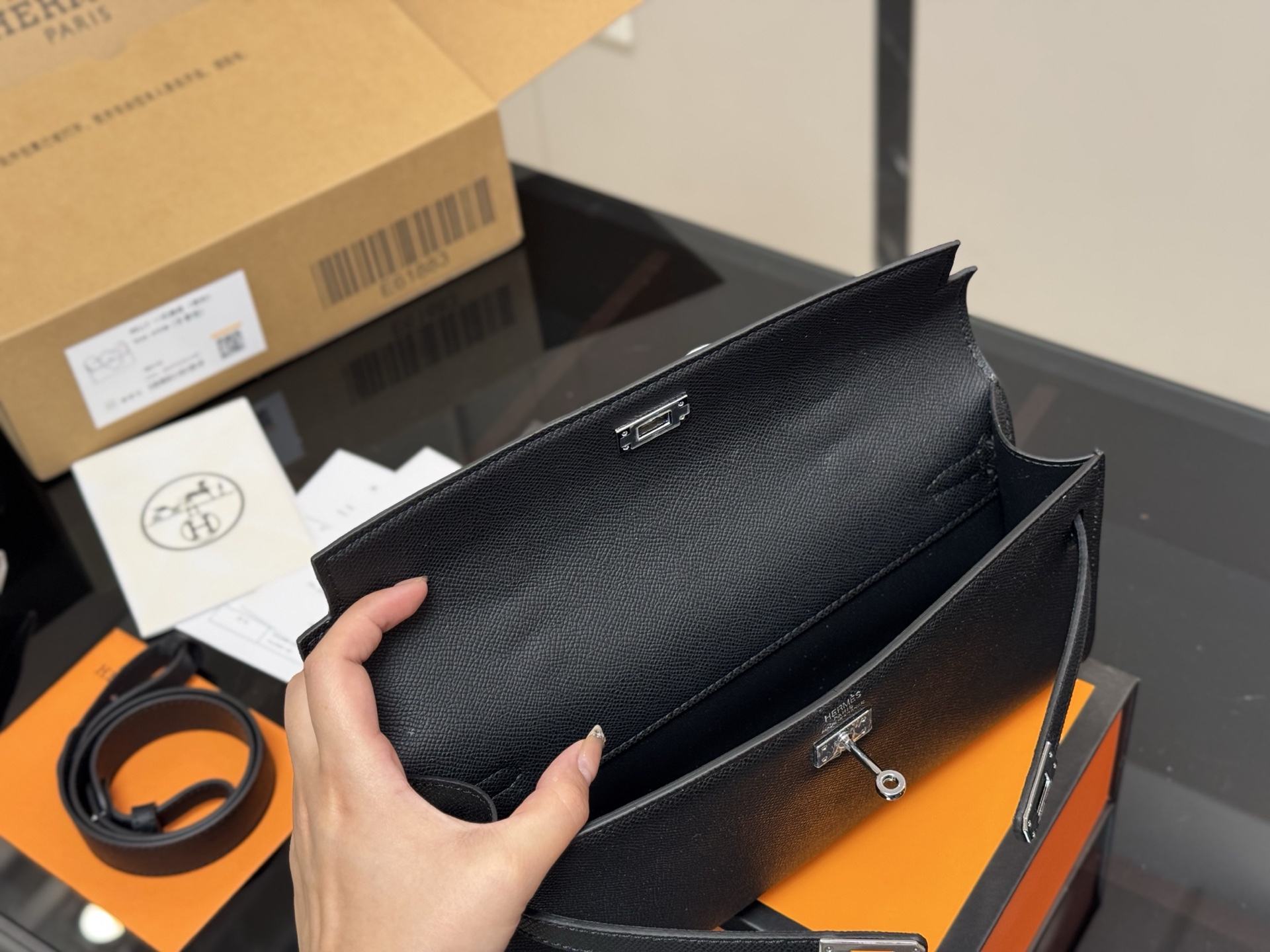 Horizontal clutch bag