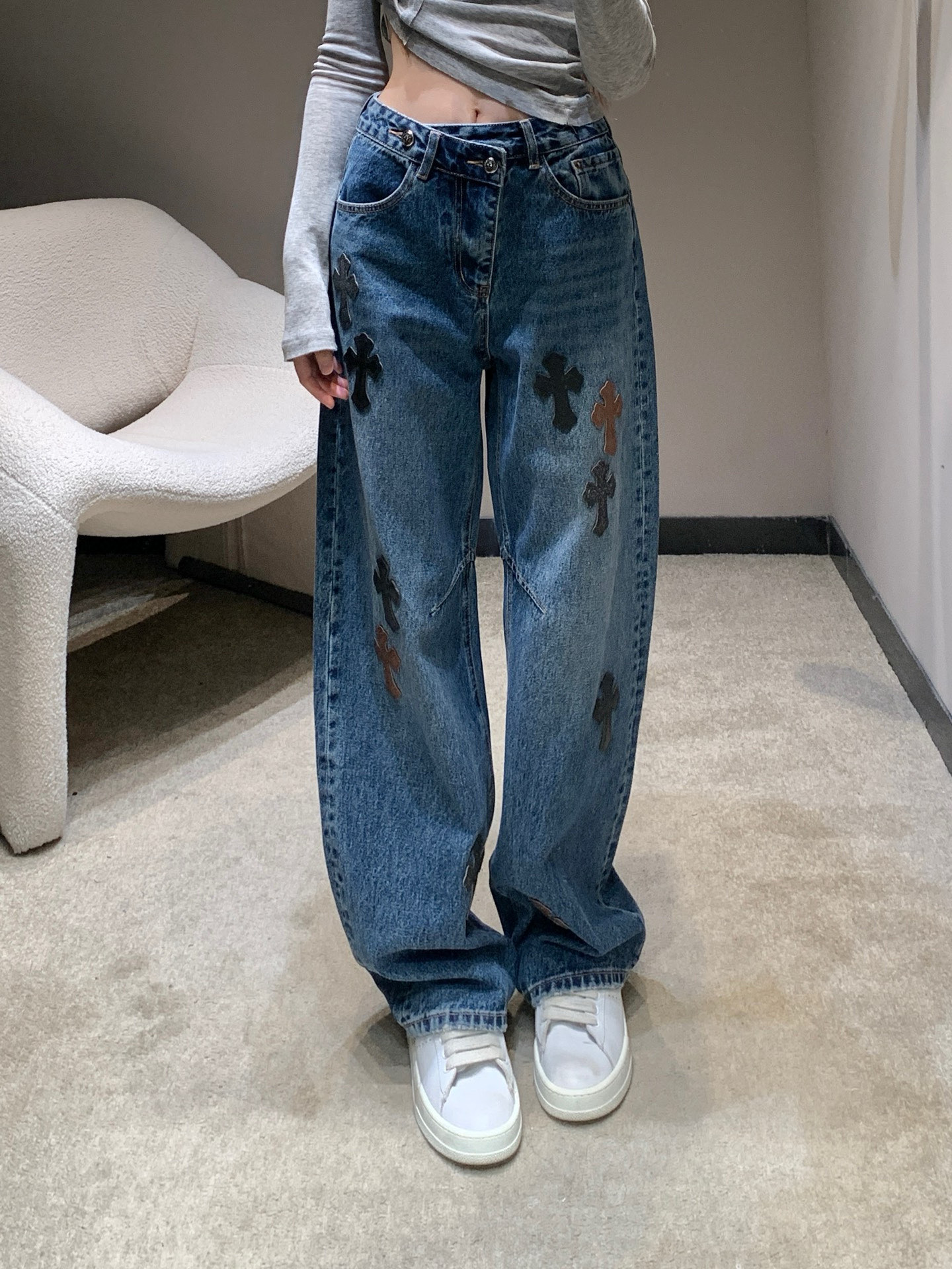Cross-patch washed jeans