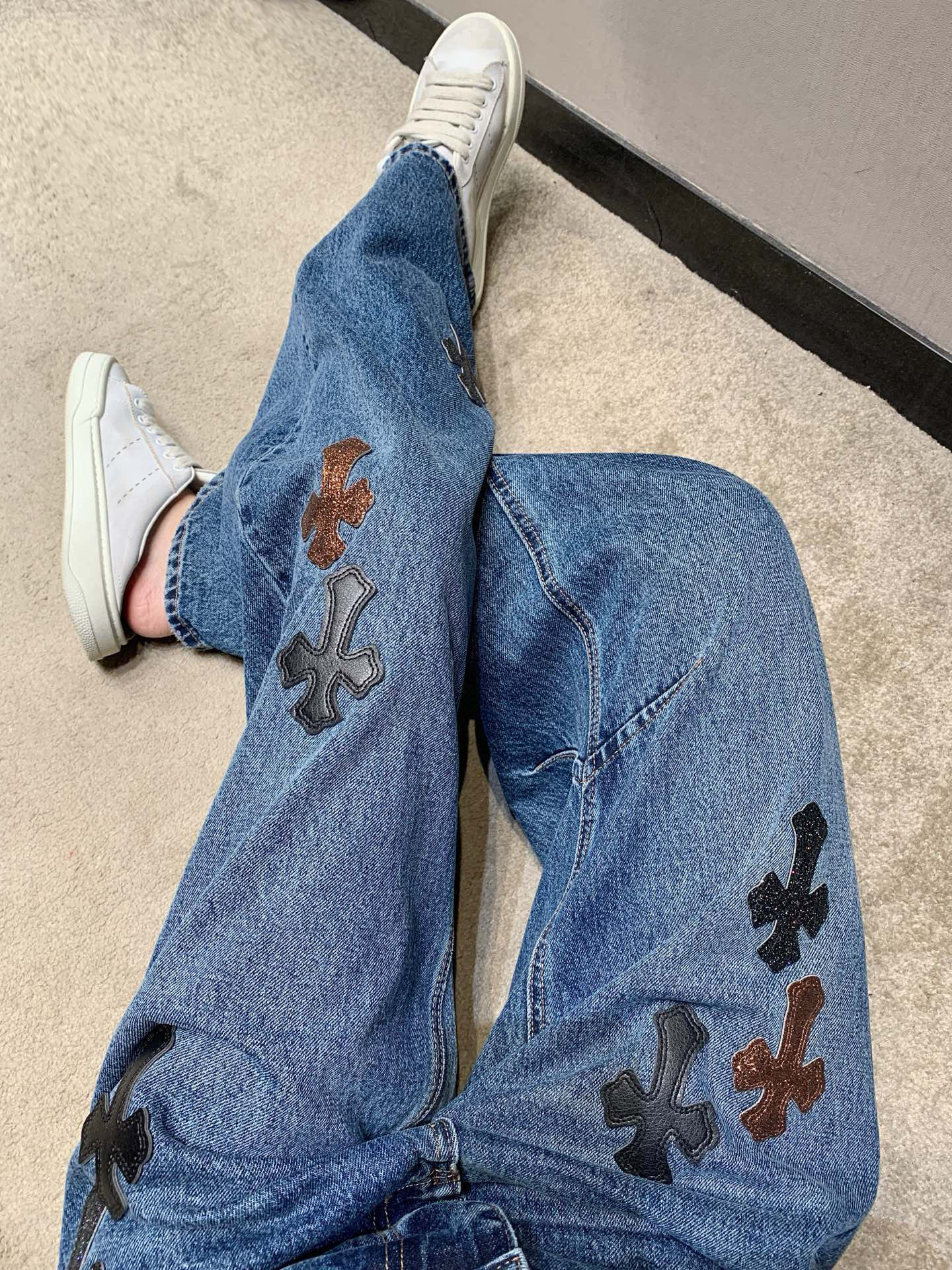 Cross-patch washed jeans