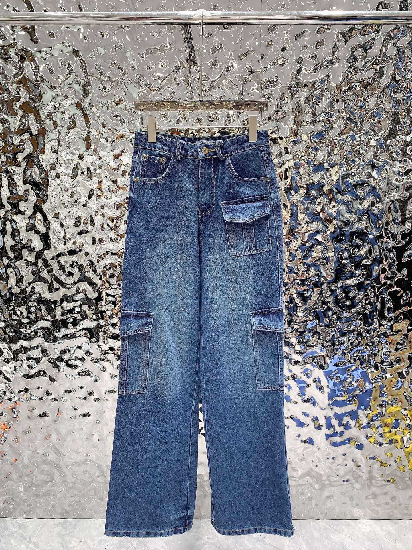 Jeans with cargo pockets