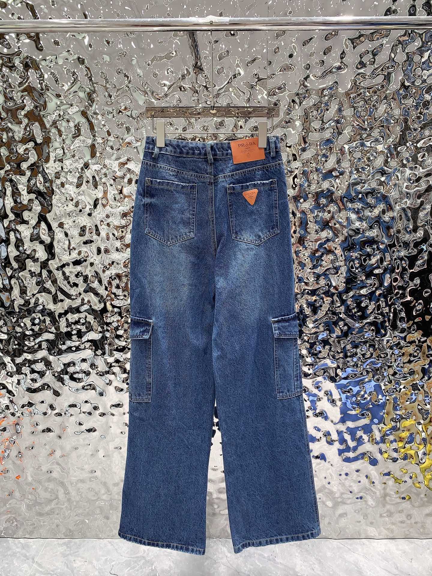 Jeans with cargo pockets