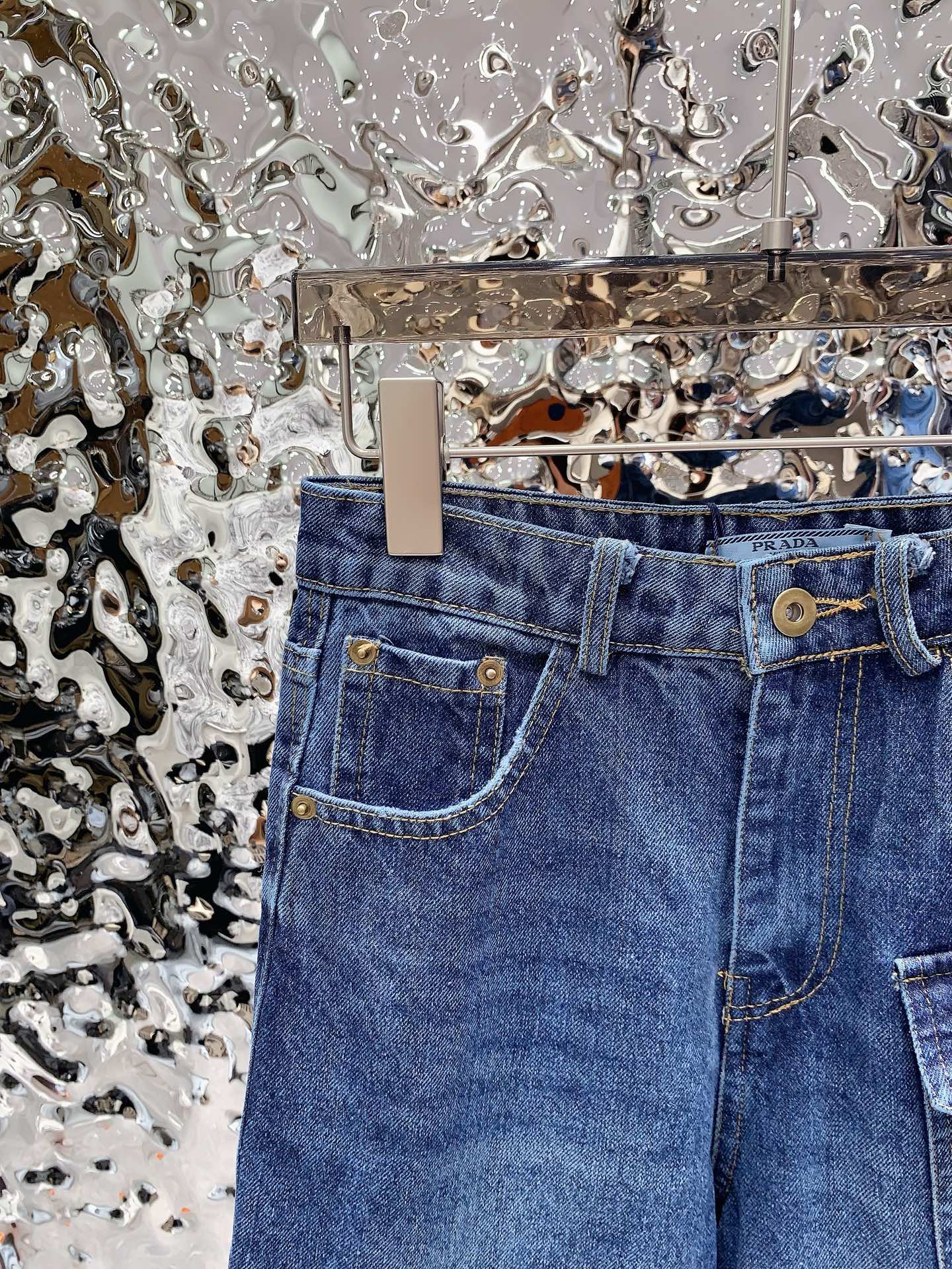 Jeans with cargo pockets