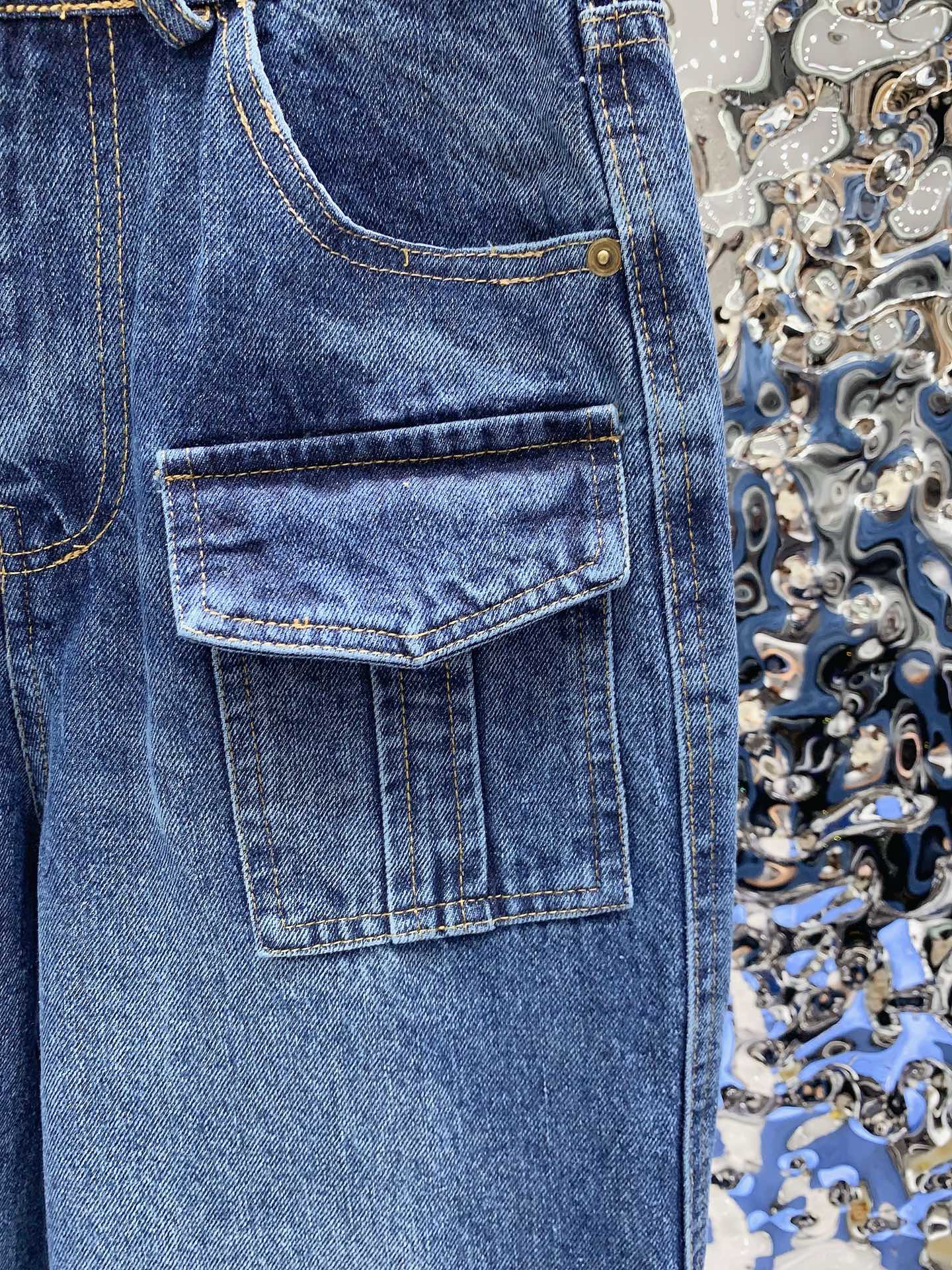 Jeans with cargo pockets