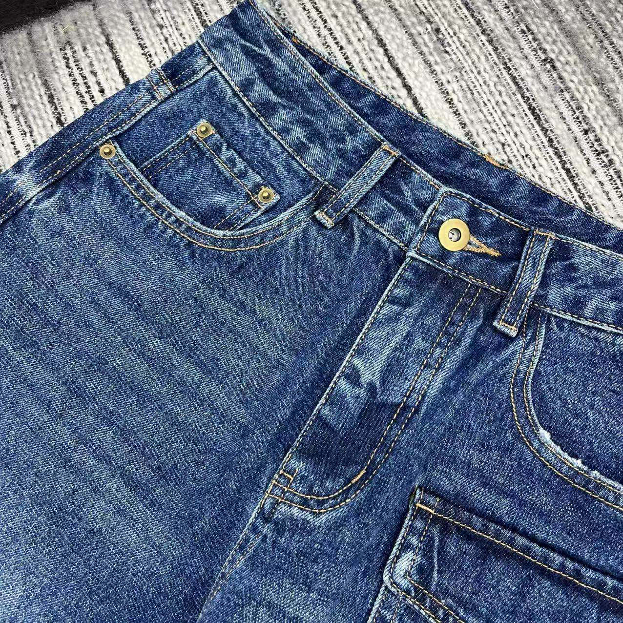 Jeans with cargo pockets