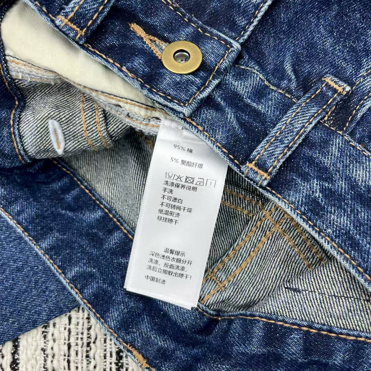 Jeans with cargo pockets