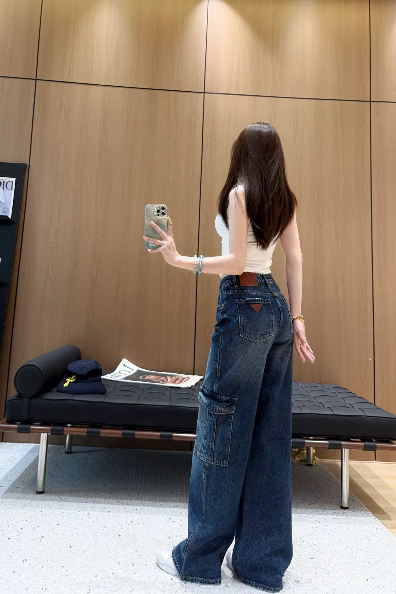 Jeans with cargo pockets