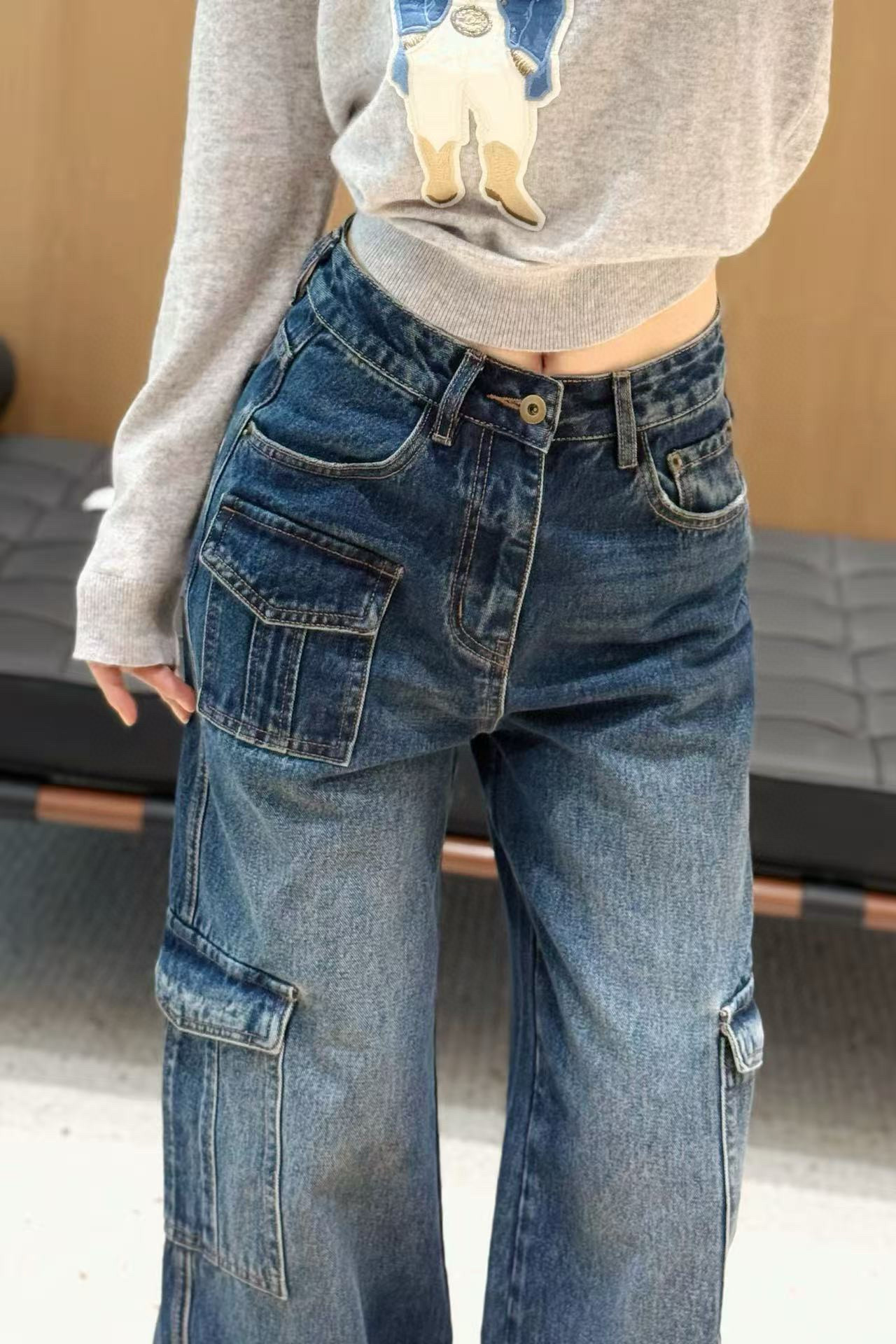 Jeans with cargo pockets