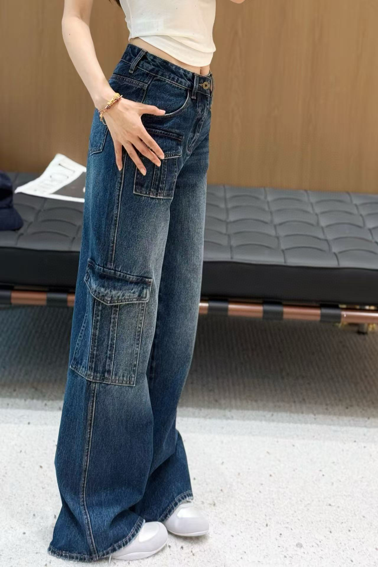 Jeans with cargo pockets
