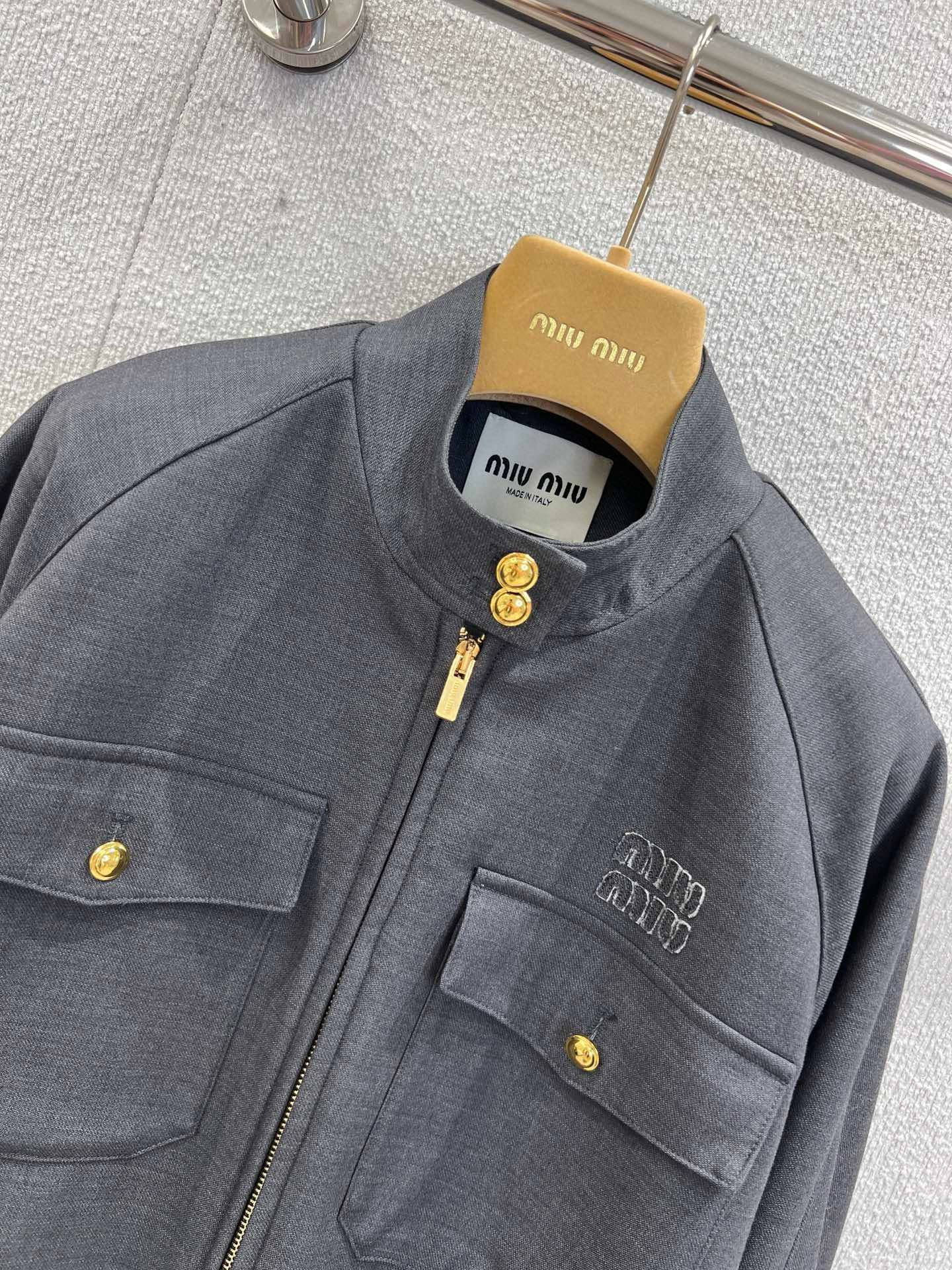 Stand-up collar appliqué zip-up jacket