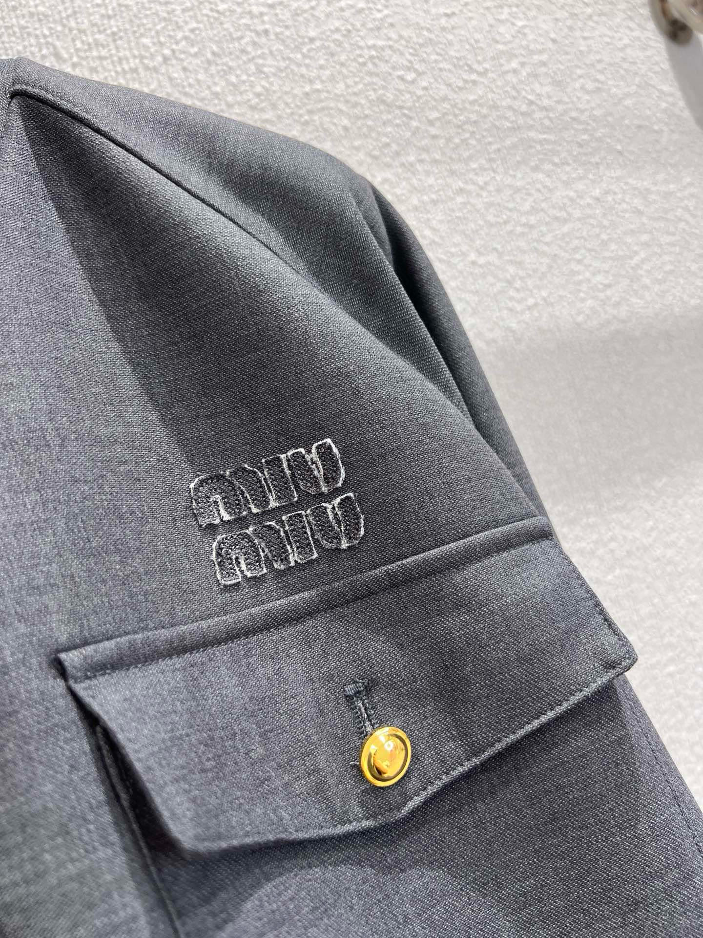 Stand-up collar appliqué zip-up jacket