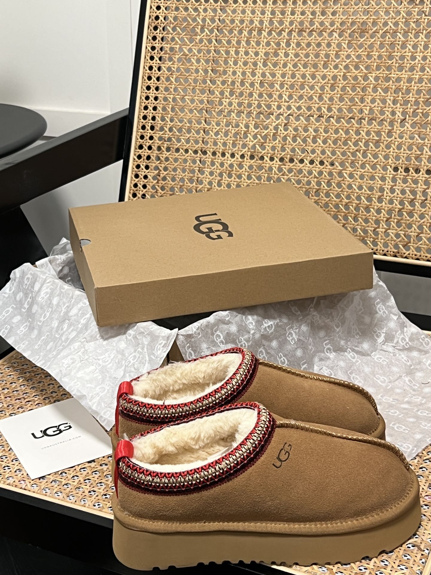 Thick-soled snow boots