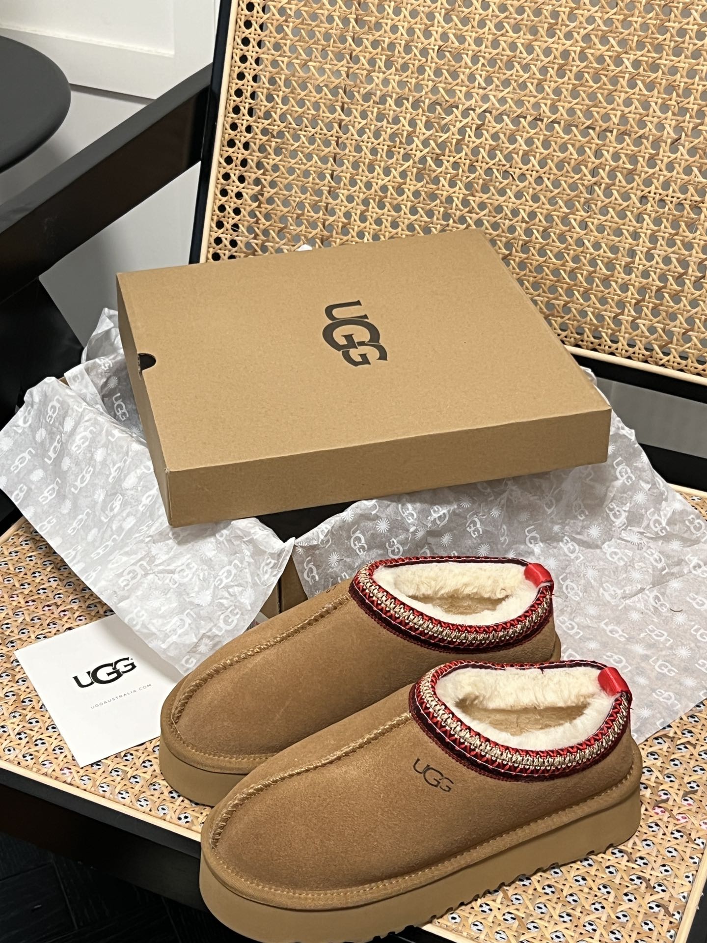 Thick-soled snow boots