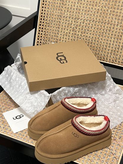 Thick-soled snow boots