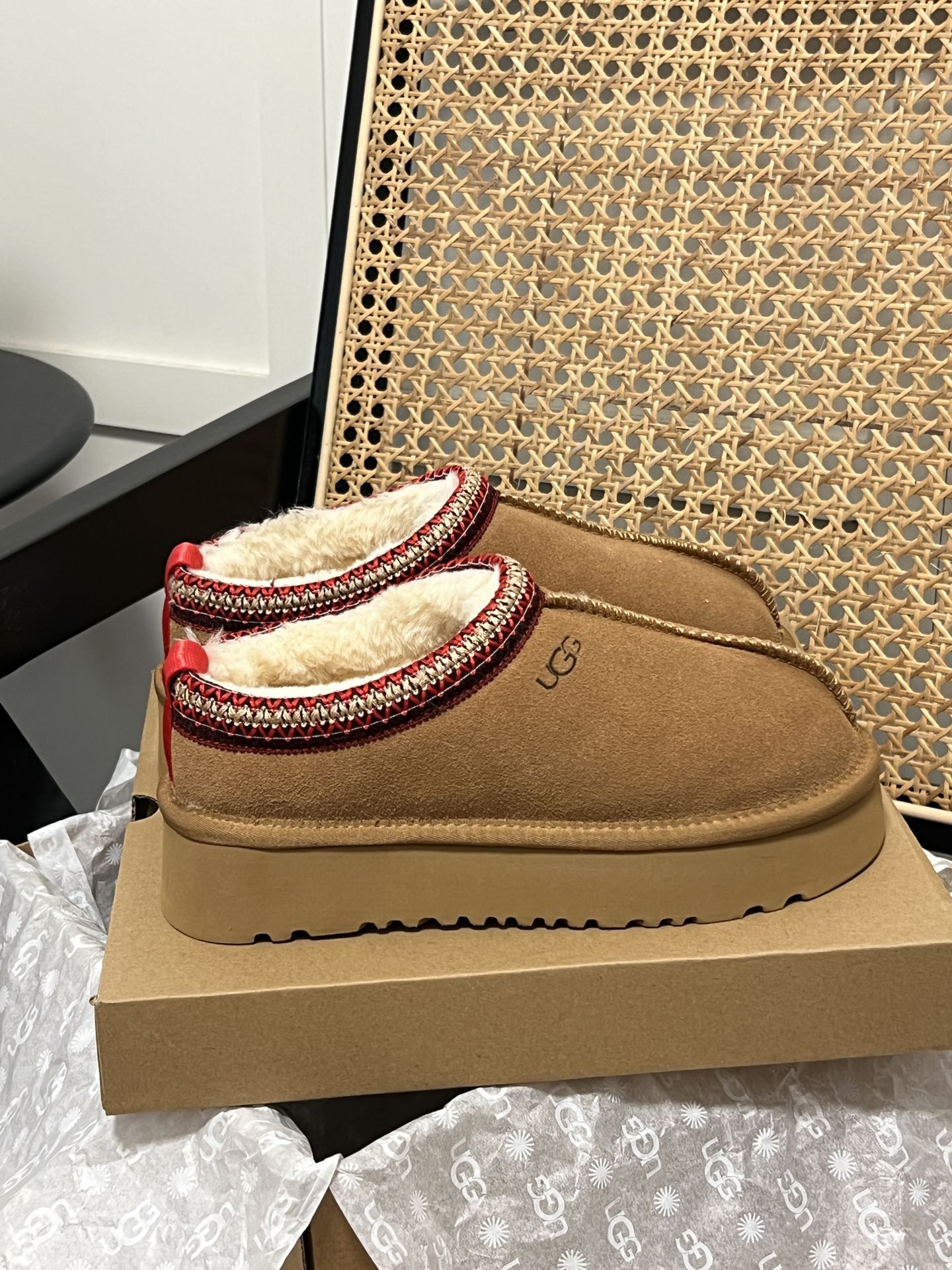 Thick-soled snow boots