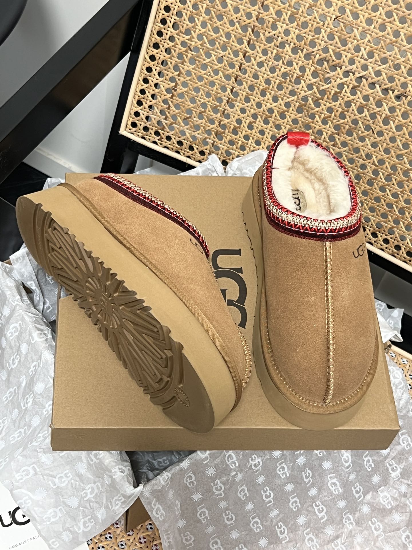 Thick-soled snow boots