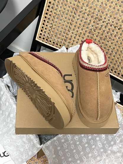 Thick-soled snow boots