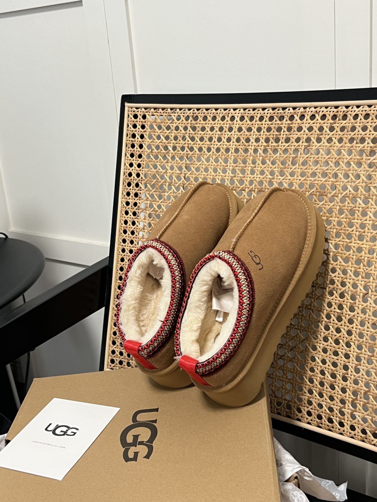 Thick-soled snow boots