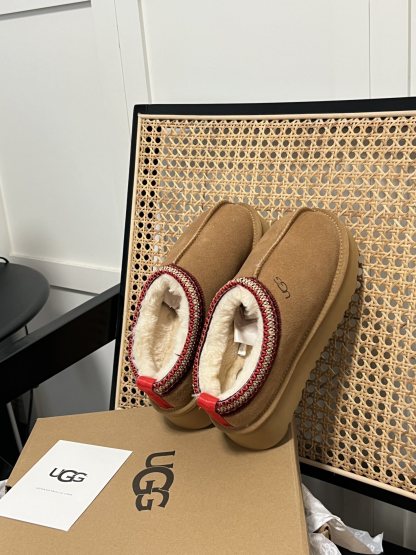 Thick-soled snow boots