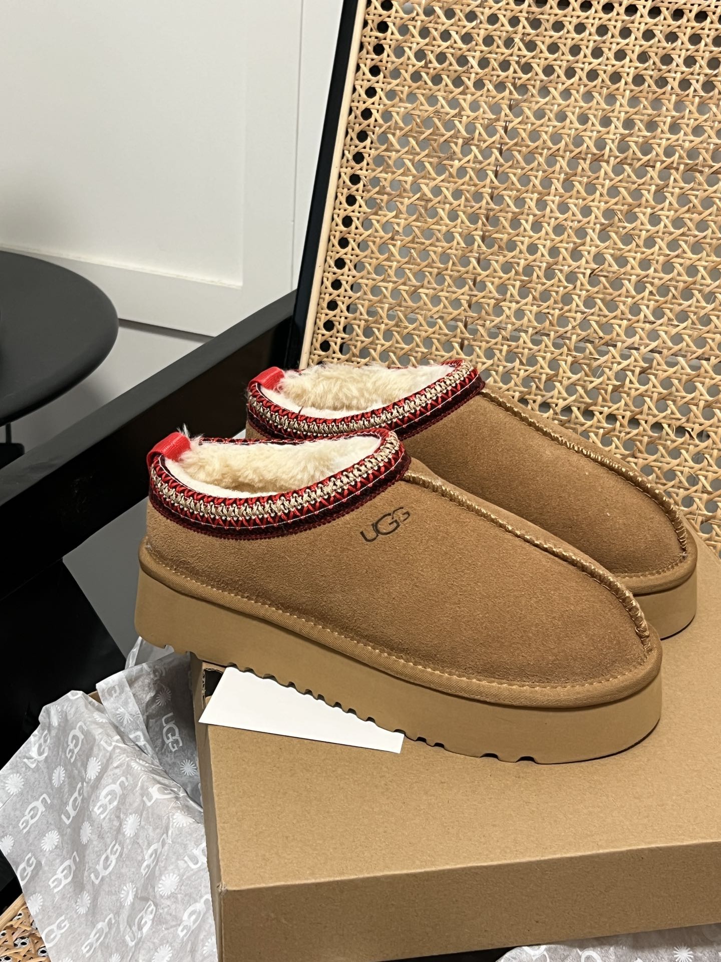 Thick-soled snow boots