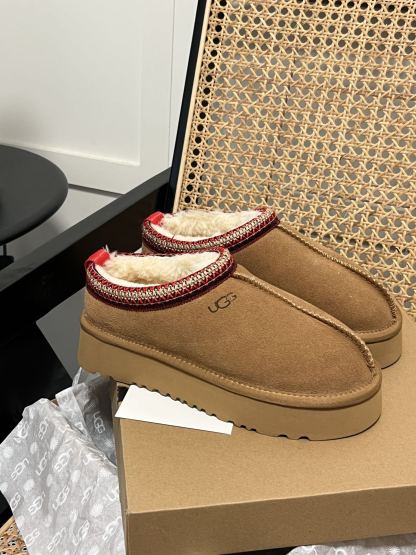 Thick-soled snow boots