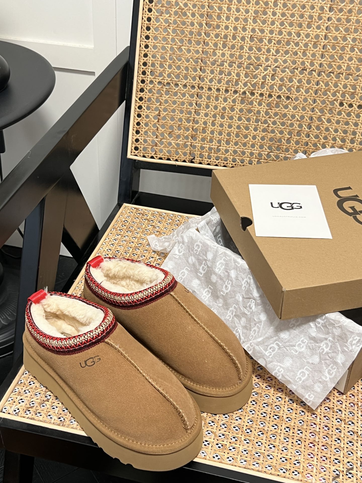 Thick-soled snow boots