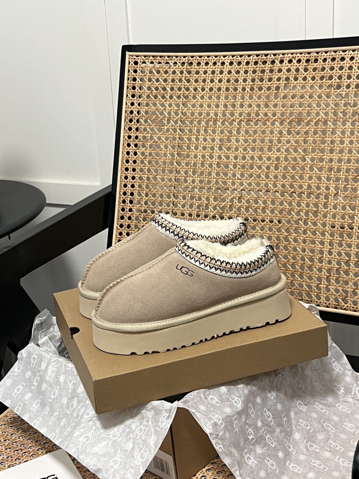 Thick-soled snow boots
