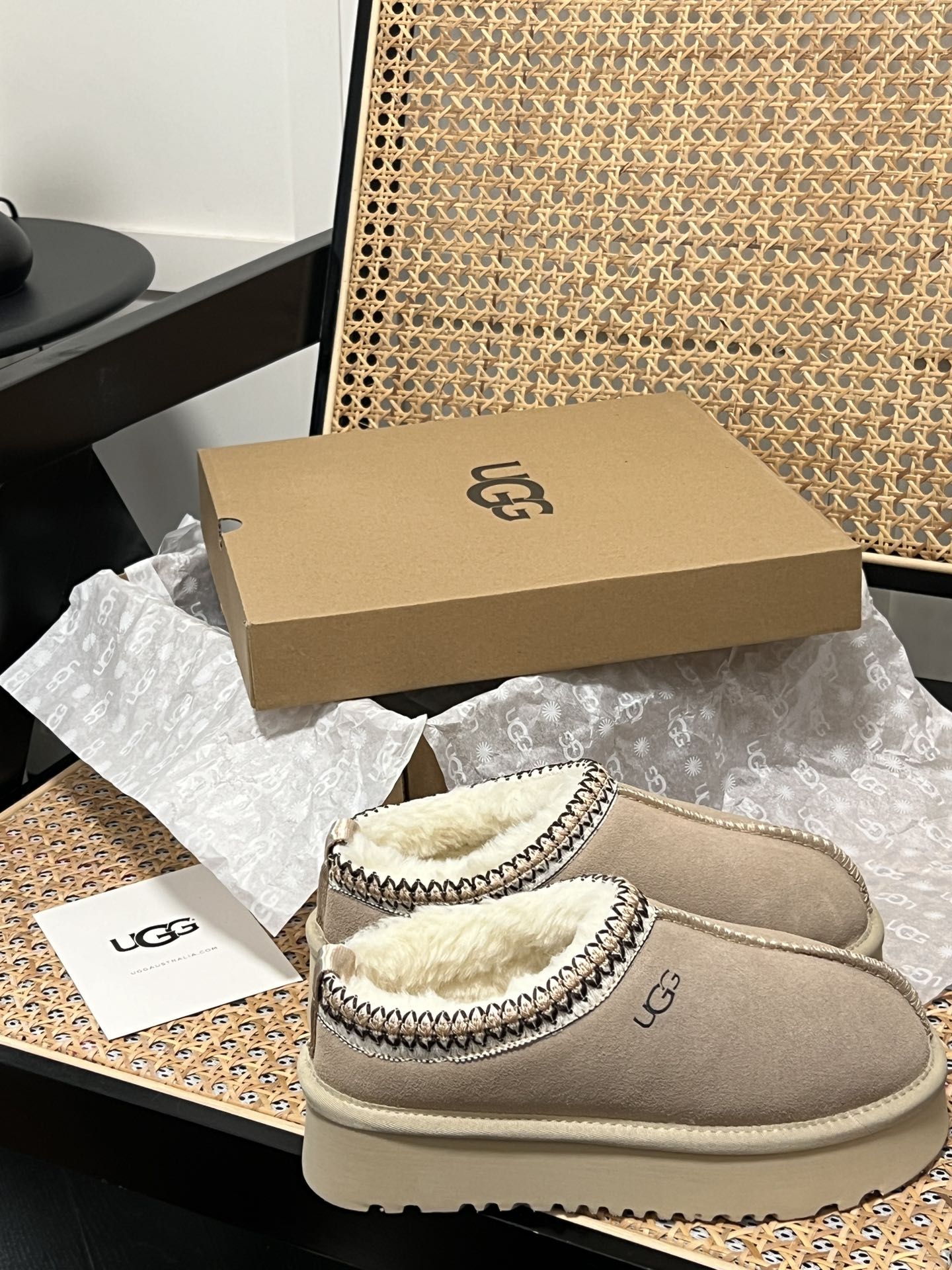 Thick-soled snow boots