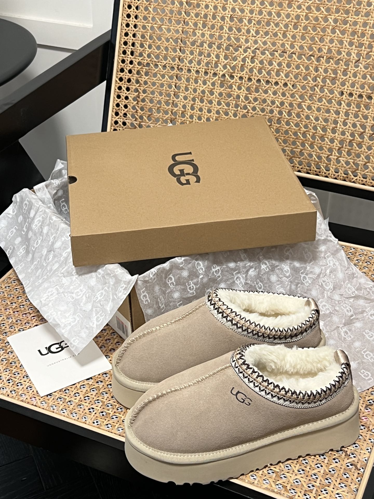 Thick-soled snow boots