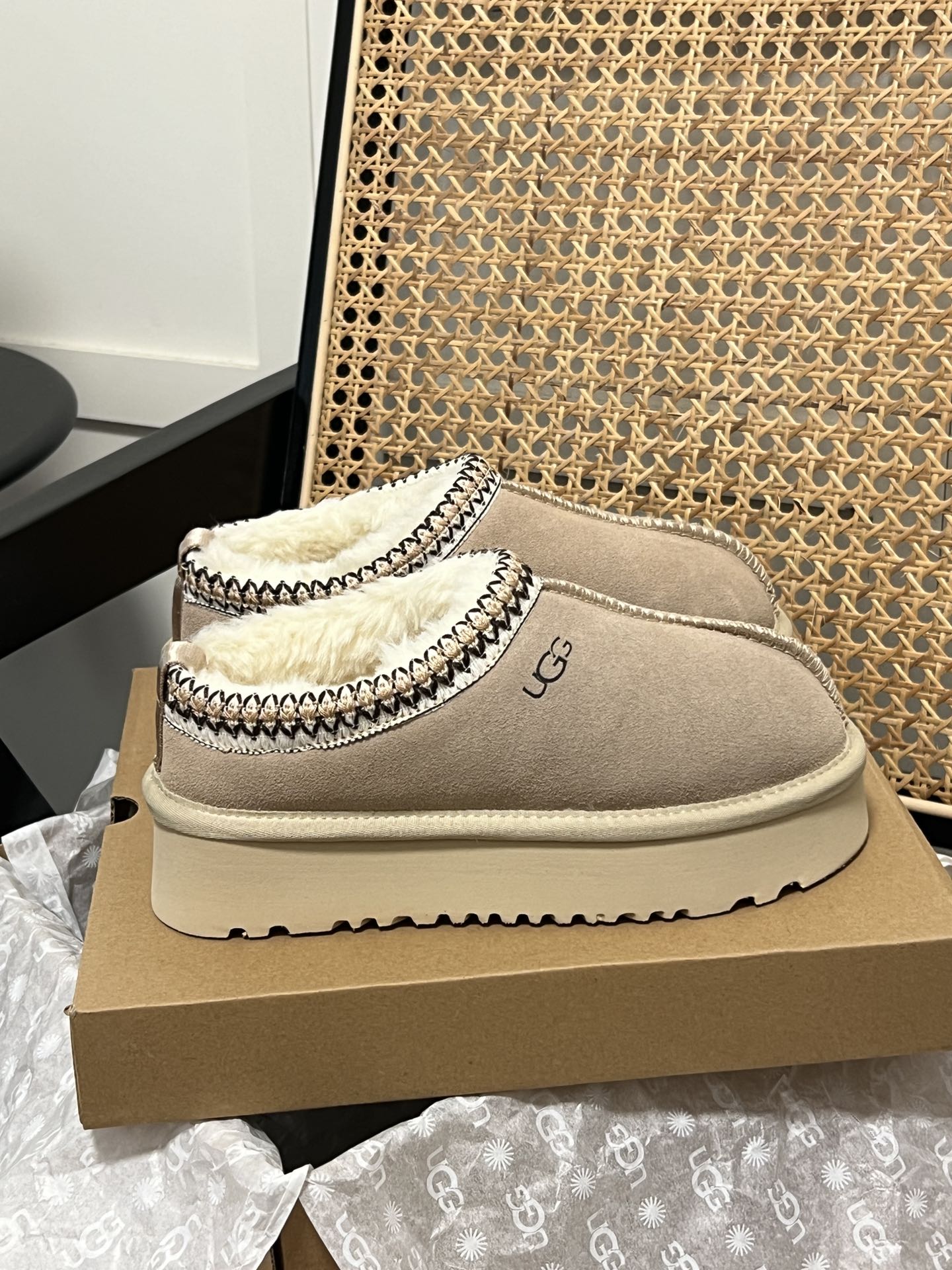 Thick-soled snow boots