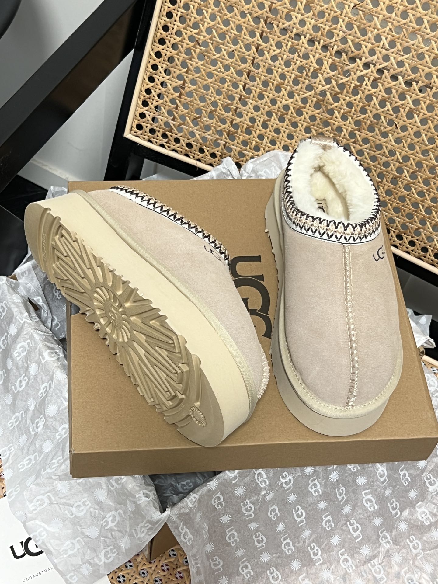 Thick-soled snow boots