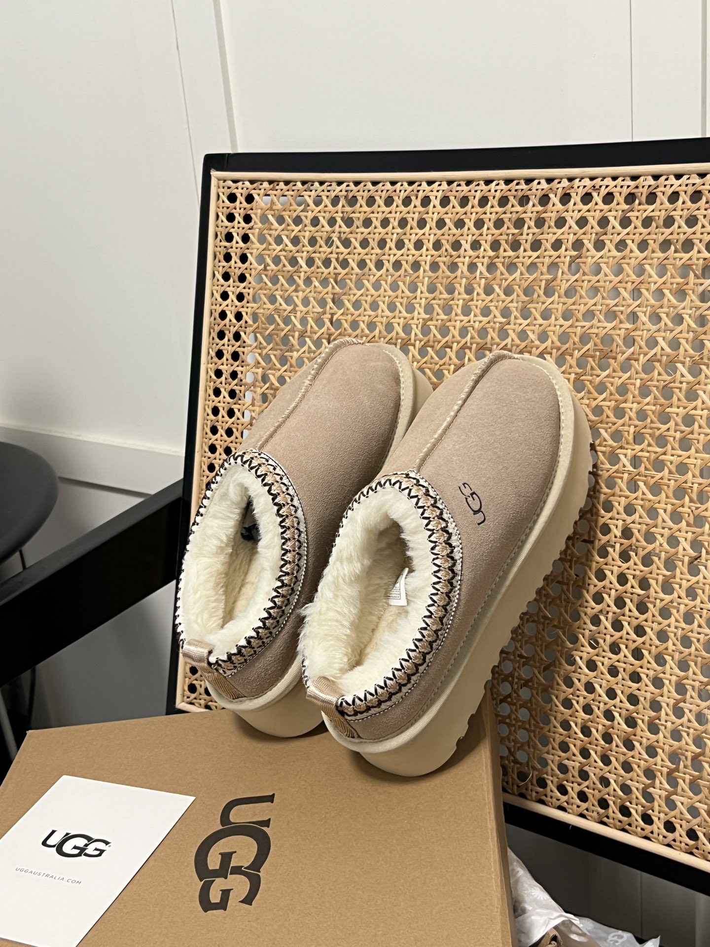 Thick-soled snow boots