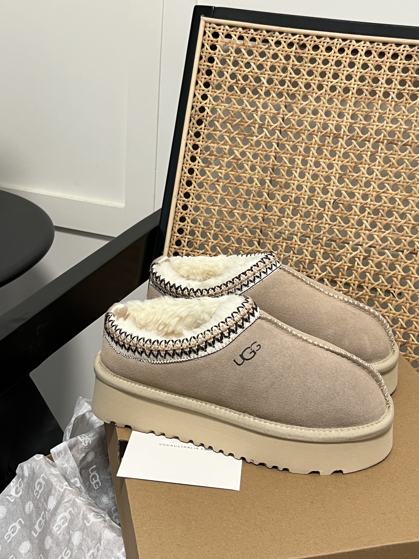 Thick-soled snow boots