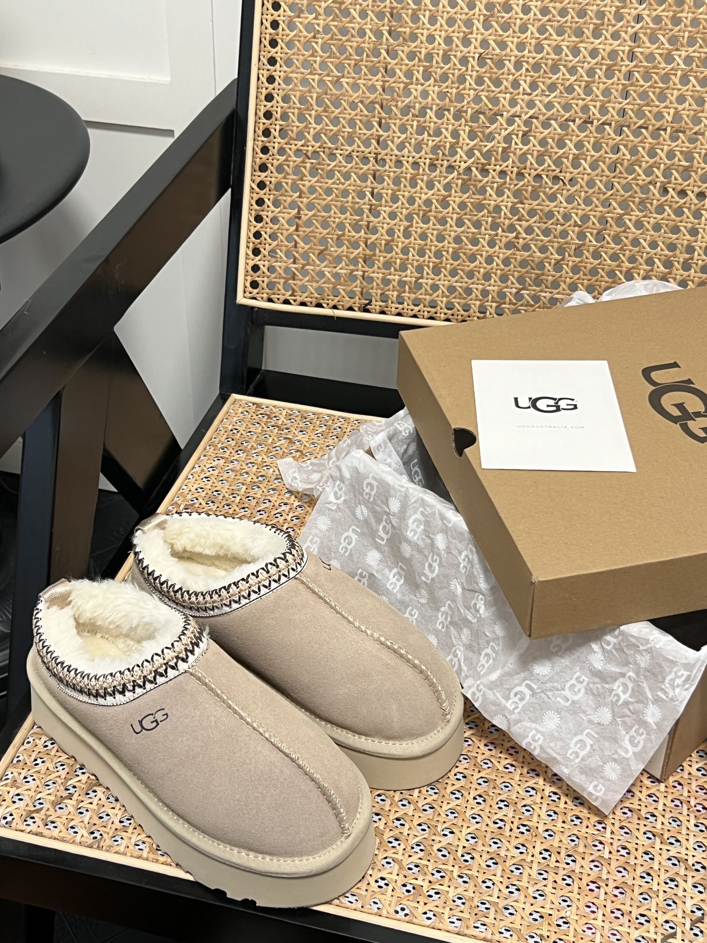 Thick-soled snow boots