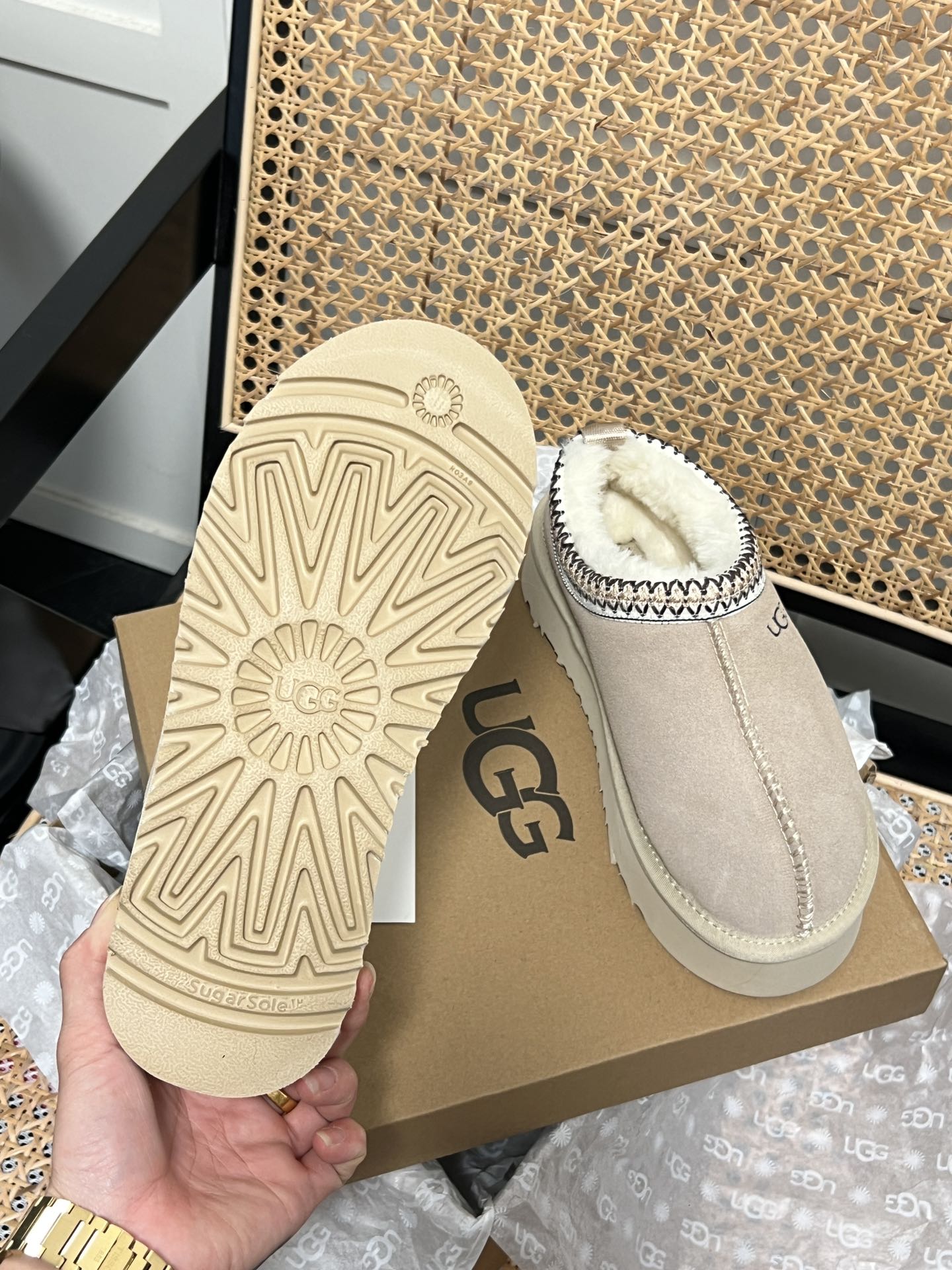 Thick-soled snow boots
