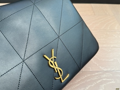 Diamond-patterned bag